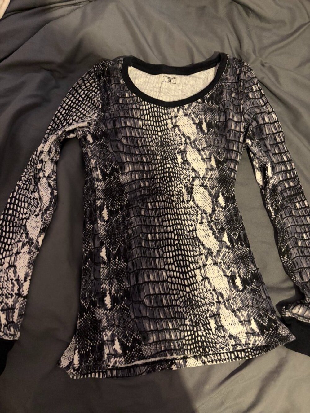 JONESNEWYORK SPORT XS Snake skin design black and white long sleeve shirt